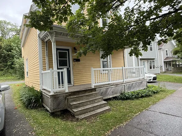 34 Hawthorne St, Antigonish, NS B2G 1A3