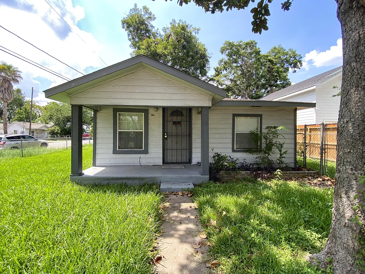 Private Patio! - N Main St