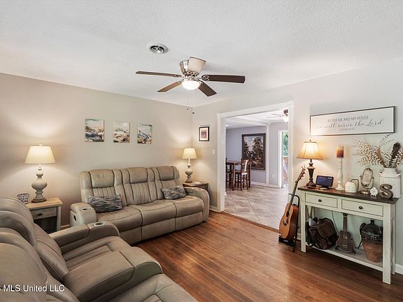 4th image of 121 Carol Ln