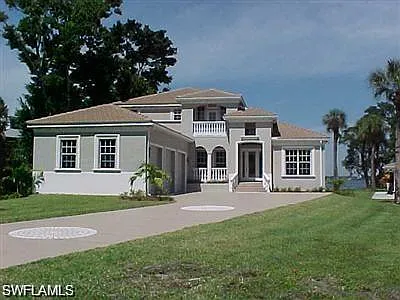 E Riverside Dr — Photo 40
