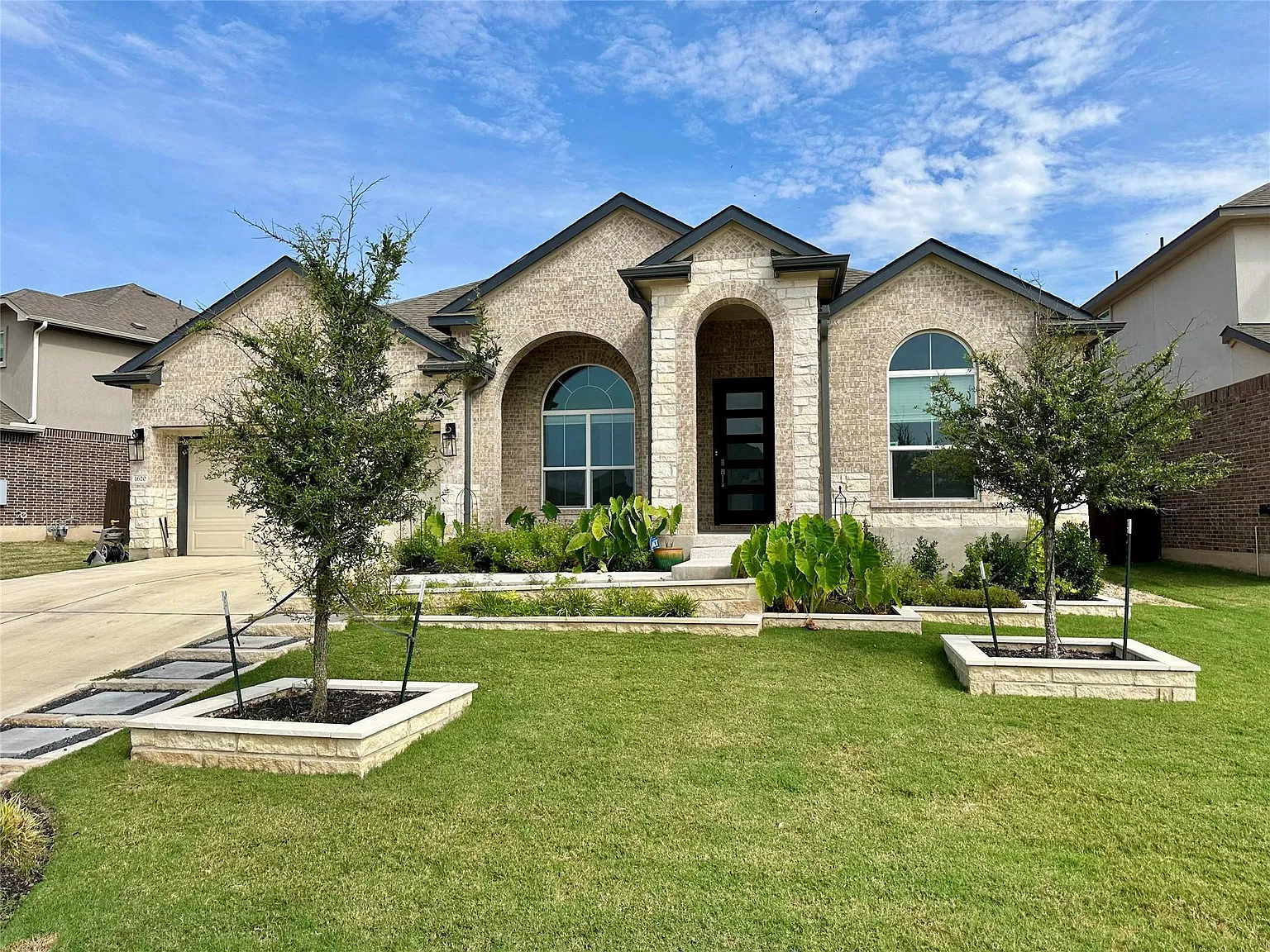 4 bed, 3.0 bath, 2842 sqft, $2,695 — Photo 2