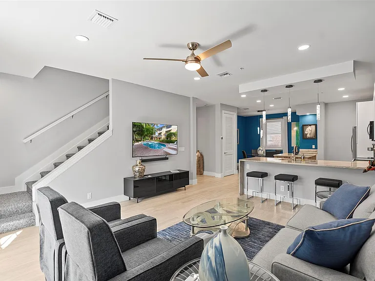 2241 NE 9th Ave — Photo 13