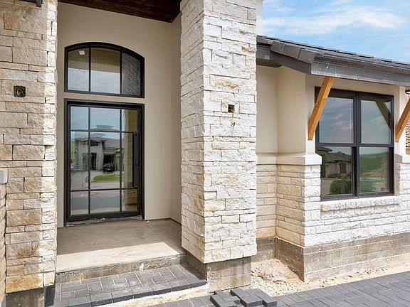 2nd image of 903 Flint Ridge Trl