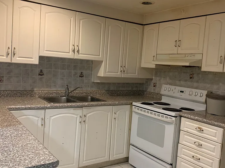 6079 Tillsdown Dr — Photo 2