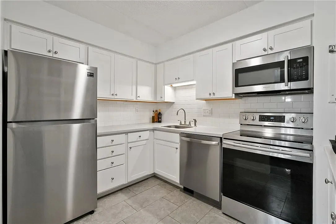2120 Greentree Rd — Photo 1