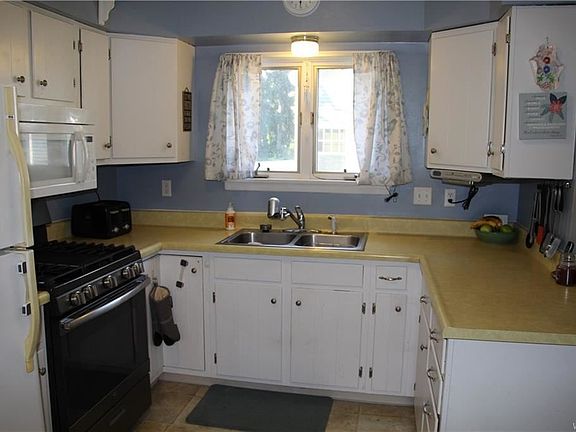 3rd image of 123 Jamestown St