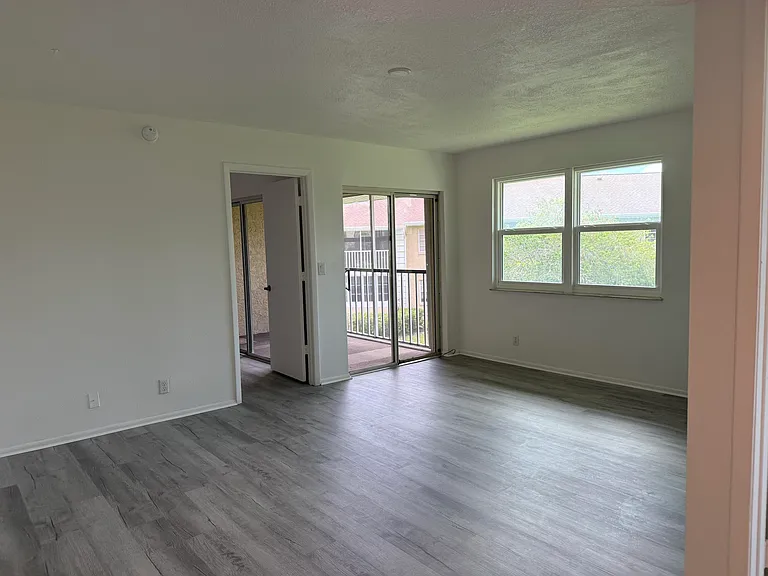 1536 SE Royal Green Cir #201 — Photo 4