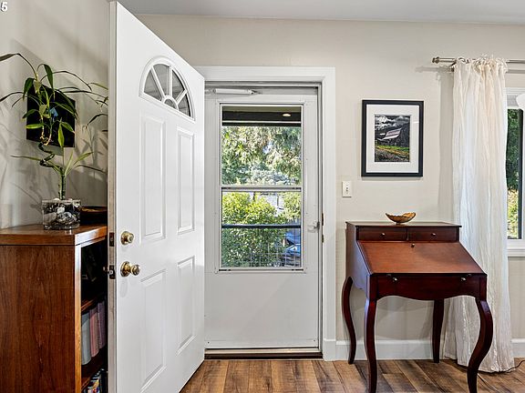 5th image of 1416 SE Sanford Ave