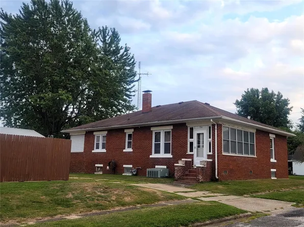 704 Locust St, Hillsboro, IL 62049