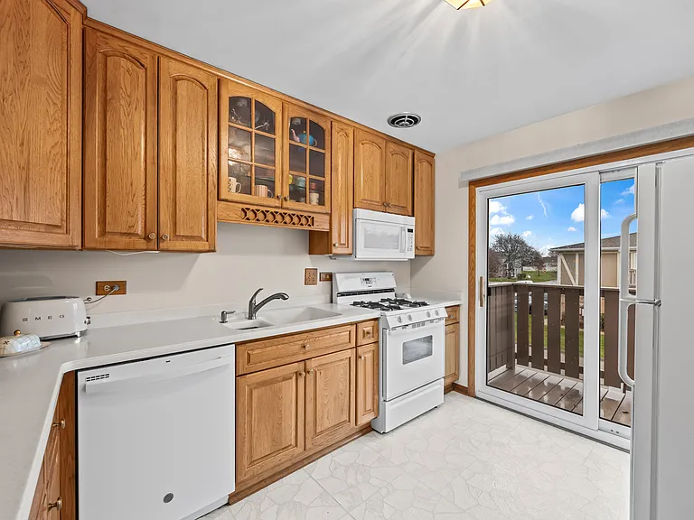 1040 Hampton Hbr — Photo 3