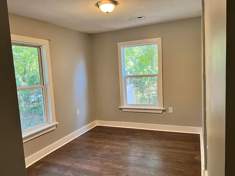 960 Dewey St SW — Photo 5