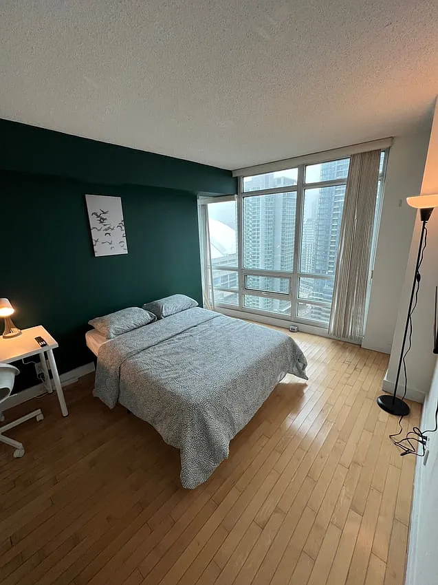 Master Room - Front St W & Spadina Ave — Photo 1