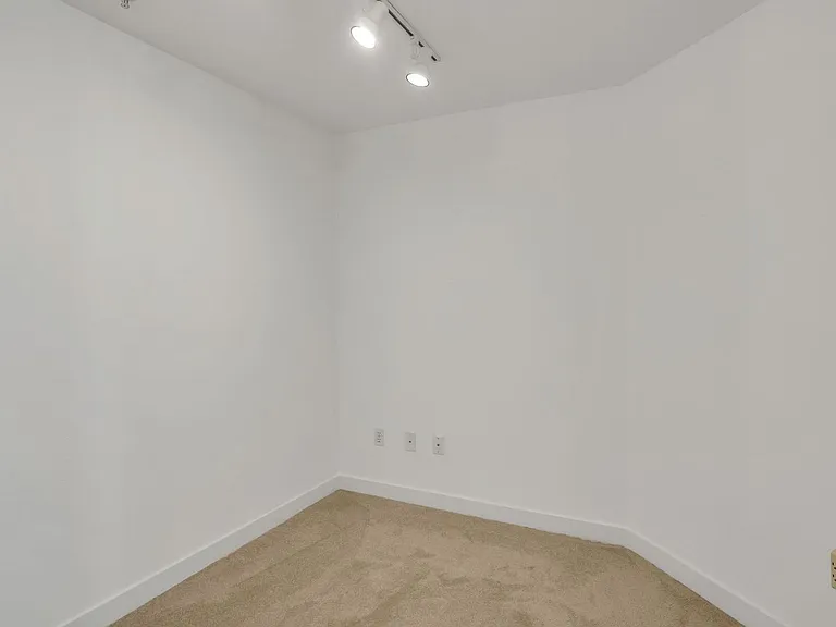 300 110th Ave NE #605 — Photo 30