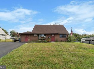 14 Cinnamon Rd, Levittown, PA 19057
