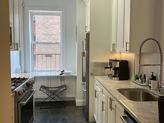 3rd image of 125 W 12th St APT 6E