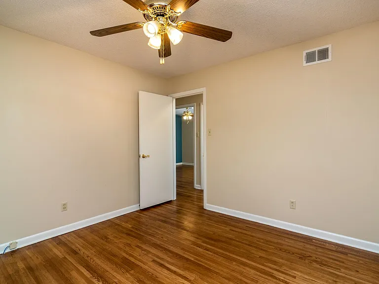 9601 Temple Dr — Photo 18