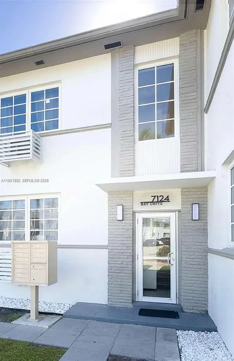 Building Photo - 7124 Bay Dr #4