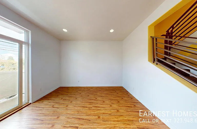 11622 Oxnard St — Photo 5