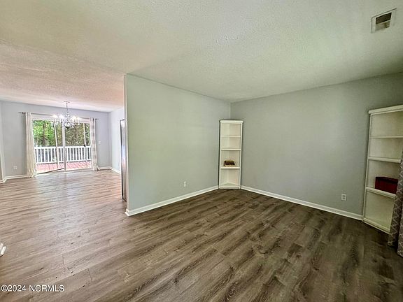 4th image of 4825 Long Branch Dr