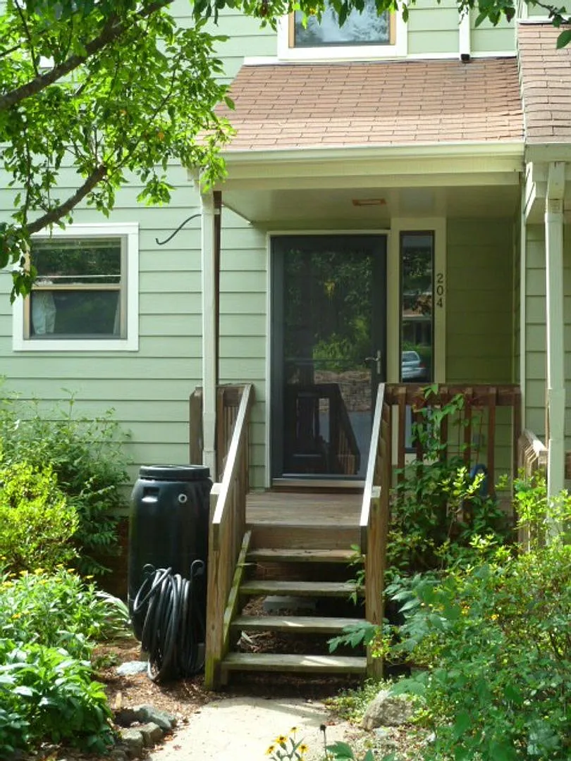 Building Photo - 204 Cedarwood Ln