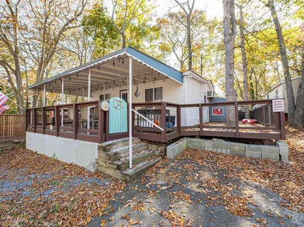 15 Cottage Road, Baiting Hollow, NY 11933