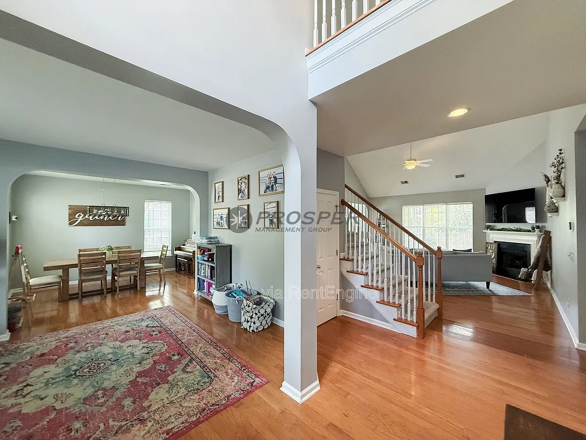 Building Photo - 833 Paran Oaks Dr