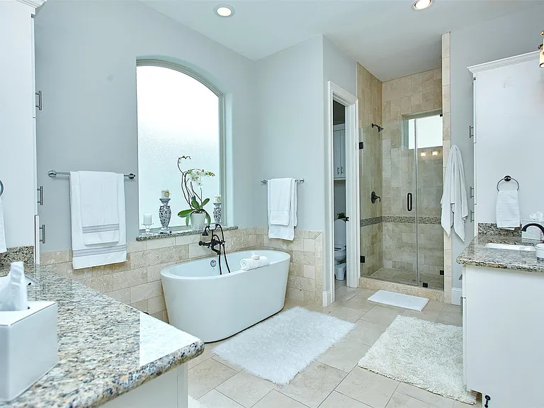 1126 W 16th St #F — Photo 32