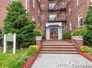 55 Grand Ave APT 2A, Rockville Centre, NY 11570