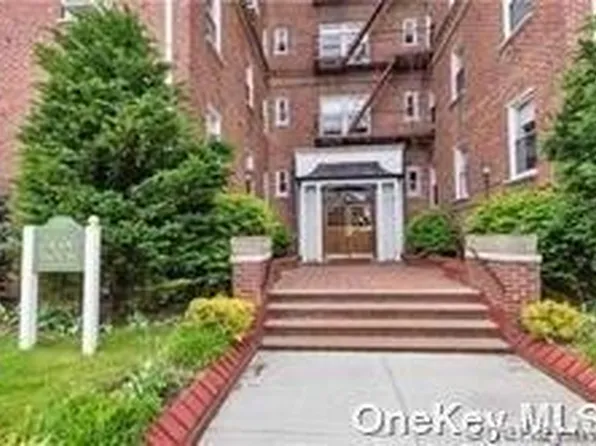 55 Grand Ave APT 2A, Rockville Centre, NY 11570