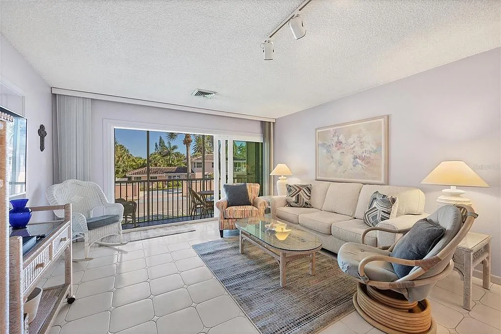 2 bed, 2.0 bath, 1034 sqft, $5,500 — Photo 4