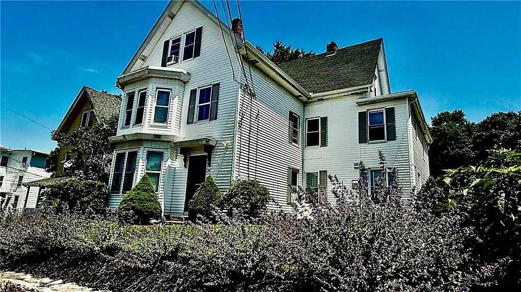8 bed, 4.0 bath, 1204 sqft, $2,100 — Photo 1