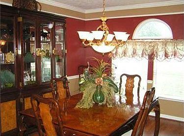 5th image of 210 Royal Oak Ct
