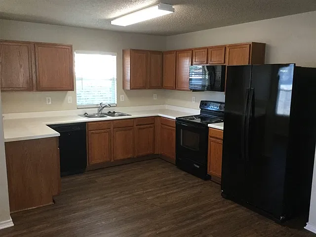 4 bed, 2.0 bath, 2088 sqft, $2,405 — Photo 2