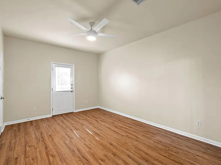 611 Zennia St #B — Photo 7