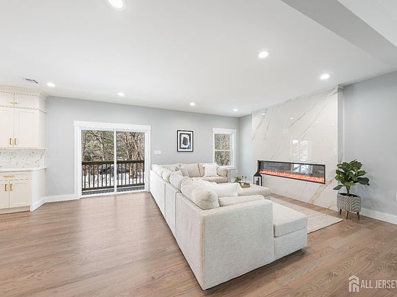5th image of 68 Longfellow Dr