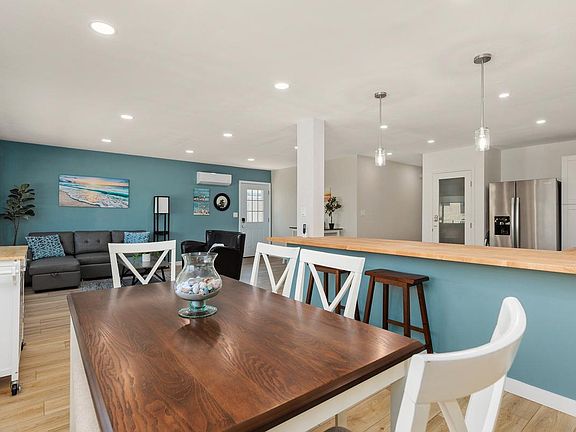 Dinning for 6 indoor and outdoor. Extra dining seating for company.