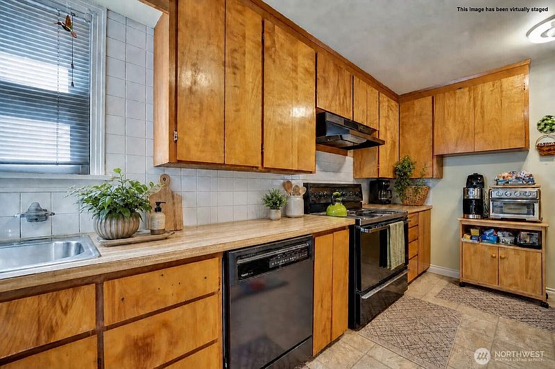 5th image of 2407 Larch Way