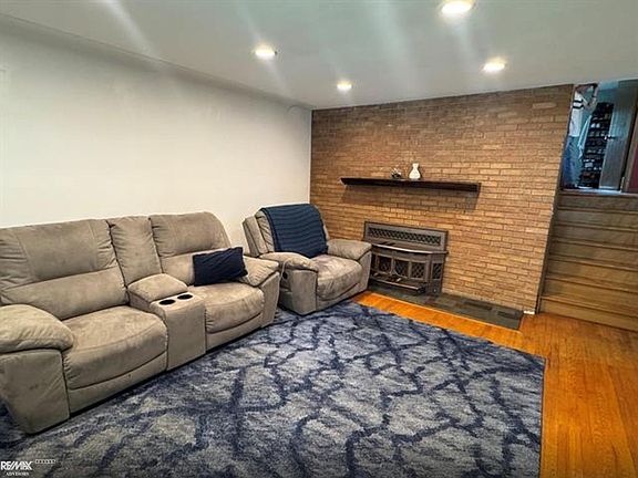 3rd image of 29210 Geraldine Ct