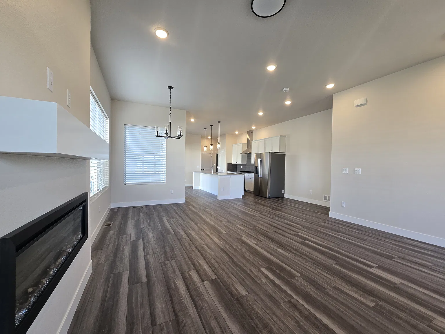 4 bed, 2855 sqft, $3,232 — Photo 3