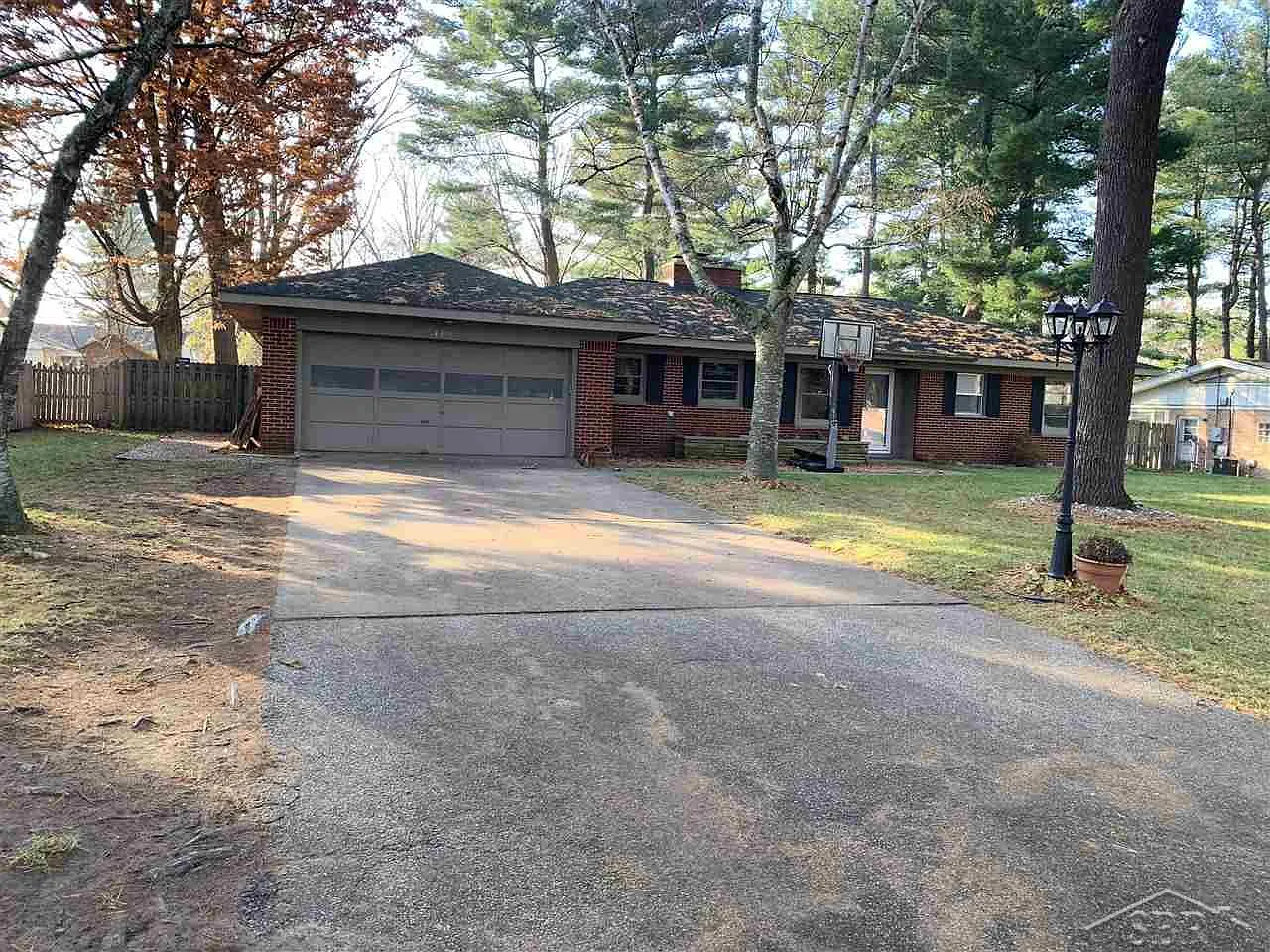 4835 Hillcrest Dr photo 1