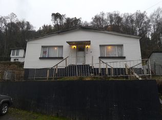 911 Fayette Pike, Montgomery, WV 25136