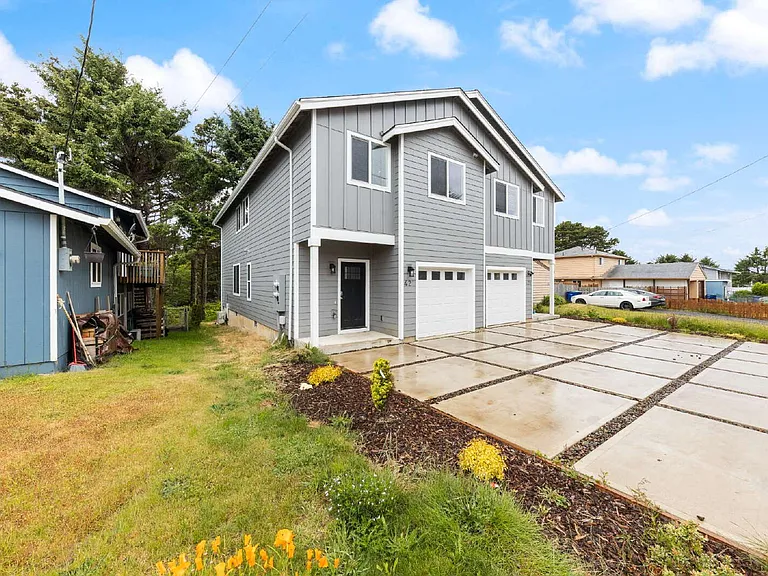 427 SE Inlet Ave — Photo 2