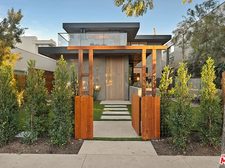 738 Palms Blvd — Photo 1