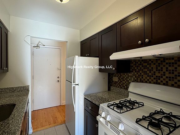 3rd image of 3710 N Pine Grove Ave APT 314