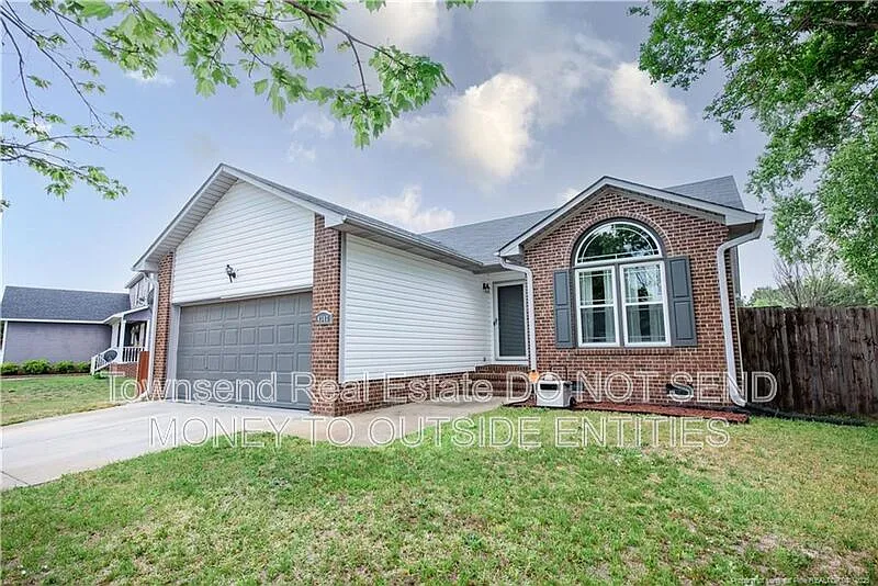 3 bed, 2.0 bath, 1558 sqft, $1,795 — Photo 2