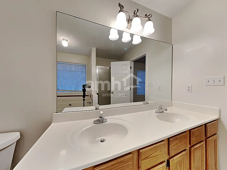 817 Hillary Ct — Photo 12