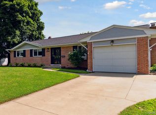 1112 Braeview Dr, Howell, MI 48843