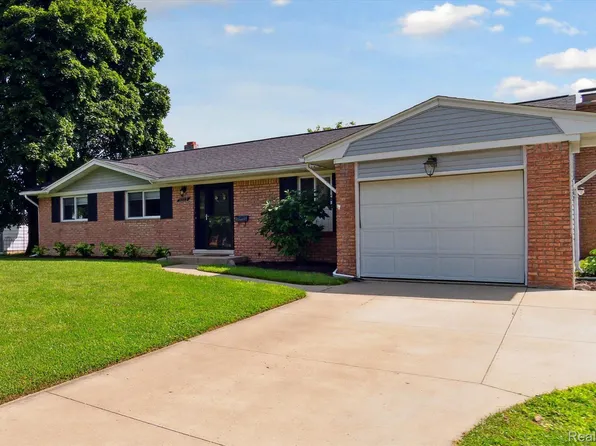 1112 Braeview Dr, Howell, MI 48843