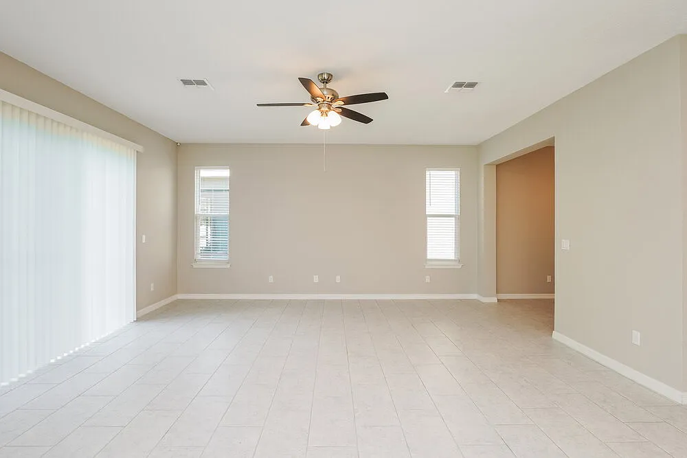4 bed, 2.5 bath, 2137 sqft, $2,940 — Photo 4