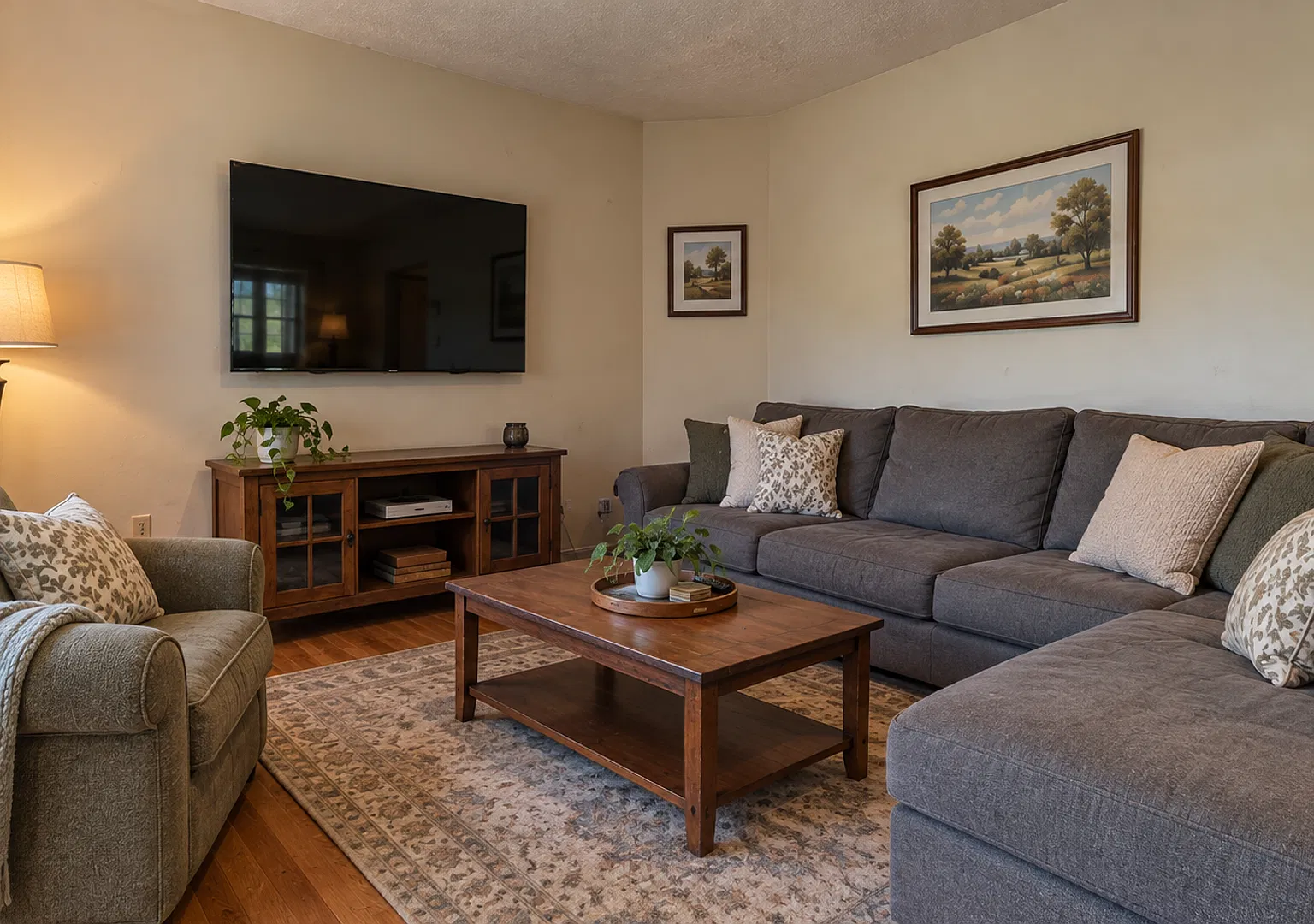 Wonderful Home with Finished Basement — Photo 2